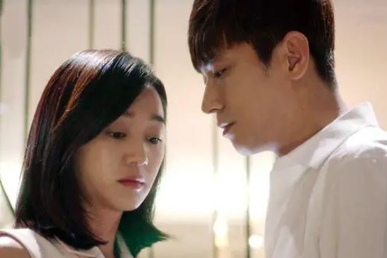 Bước chân lên cầu thang khu tập thể nhà bạn trai, một người đàn ông đã ôm chặt tôi từ phía sau, diễn biến tiếp đó thật quá sức tưởng tượng