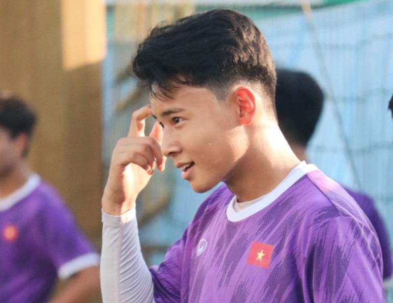 Nam thần mới nổi U19 Việt Nam thần tượng Quế Ngọc Hải: Có răng khểnh cười toả nắng, được ví như mỹ nam Ngô Tôn