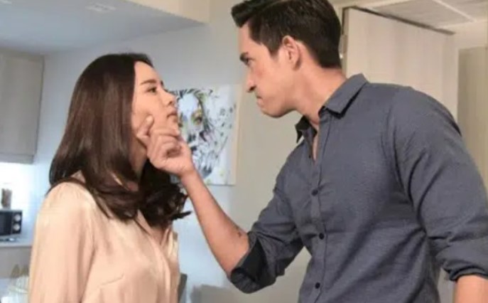 Bước ra khỏi toà, chồng cũ buông lời khinh miệt vợ, nhưng anh ta lập tức “cứng họng” khi người này xuất hiện