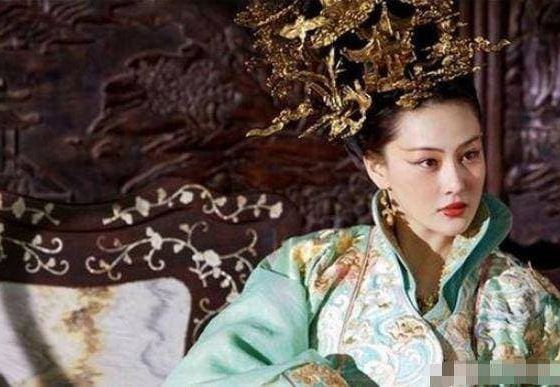 Cung nữ 13 tuổi bật cười khi thấy hoàng đế ngủ gật, không ngờ không bị chém đầu mà đêm đó còn được thị tẩm, một bước đổi đời