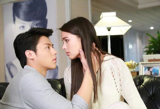 Đến nhà bạn trai chơi, tôi choáng váng khi thấy ảnh cưới bị vỡ tan trước sân