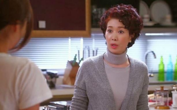 Ra mắt nhà bạn trai đúng ngày "đèn đỏ", mẹ anh ép chia tay chỉ vì trông thấy hành động của em trong bếp