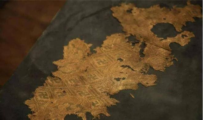 Long bào của hoàng đế xưa không được giặt bằng nước, nếu bị bẩn thì phải làm sao? Ai ngờ cách xử lý cực kỳ xa hoa