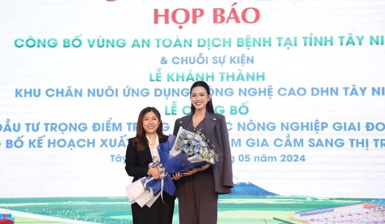 Bà Vũ Lê Đan Thùy, Giám đốc điều hành Quỹ từ thiện DHN và Hoa hậu Đỗ Thị Hà, gương mặt đại diện của quỹ 