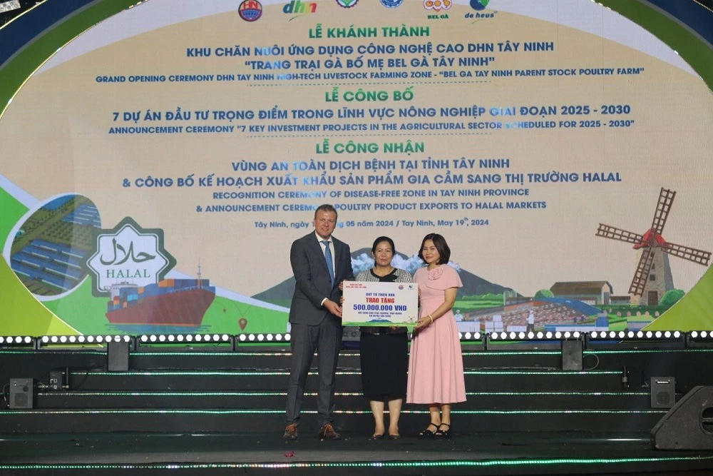 Đại diện De Heus và Hùng Nhơn trao tặng 500 triệu đồng cho hoạt động xây nhà tình nghĩa, nhà tình thương của huyện Tân Châu, tỉnh Tây Ninh