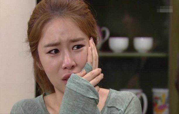 Lén lút giấu bạn trai để gặp người cũ, nửa đêm tôi nhận được cái tát như trời giáng