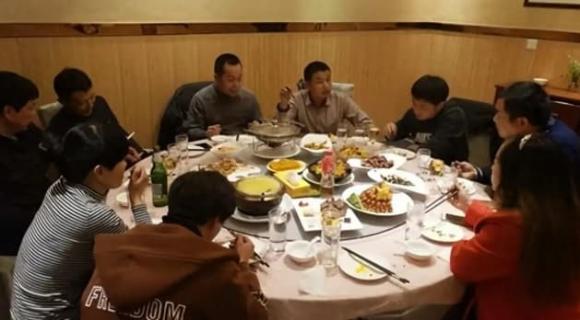 Trong buổi họp lớp, mọi người đều cười nhạo mức lương 4 triệu của anh! Cuối cùng, khi con trai anh đến đón, tất cả đều chết lặng