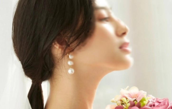 Ngày cưới, tôi quỳ xuống vái lạy mẹ kế trong sự sửng sốt của 800 khách mời