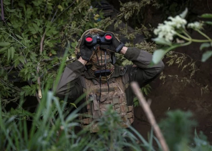 Một binh sĩ Ukraine thuộc đơn vị phòng không của Lữ đoàn cơ giới số 93 đang theo dõi bầu trời ở tiền tuyến. Ảnh: Reuters