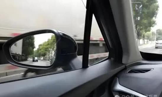 Tại sao tài xế kỳ cựu không bao giờ mở 'cửa sổ cùng bên' khi lái xe trên đường cao tốc? Chủ xe: Đó là kinh nghiệm có được trong 10 năm qua