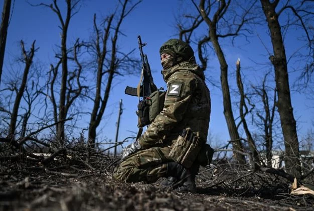 Người lính Nga cầm súng AK trên chiến trường Ukraine. Ảnh: Sputnik.