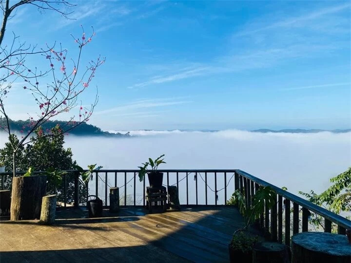 Du khách có thể ngắm biển mây xuất hiện ngay dưới chân mình - Ảnh: Huỳnh Gia Long