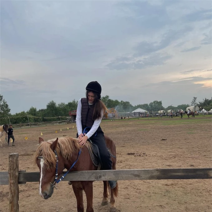 Thanh Giang trong phong cách hot girl cưỡi ngựa