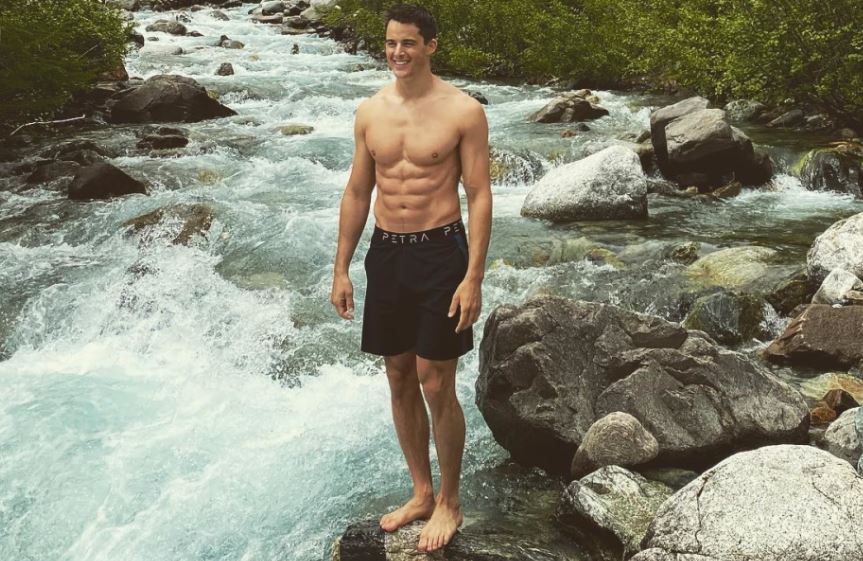 Ngắm body 6 múi của 'thầy giáo dạy toán quyến rũ nhất thế giới'