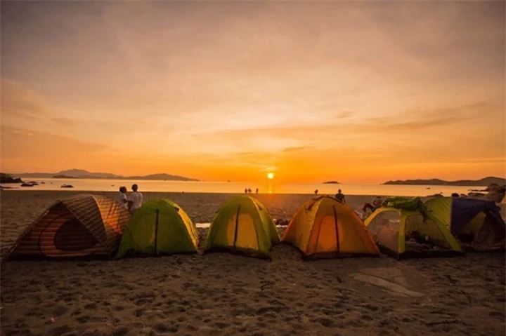 Cắm trại trên bãi cát ở Dốc Lết.