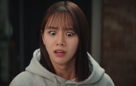 Bạn trai đến nhà đòi xỏ cả giày vào chơi, đến khi ngồi ăn cơm anh tháo giày ra khiến cả nhà chết lặng