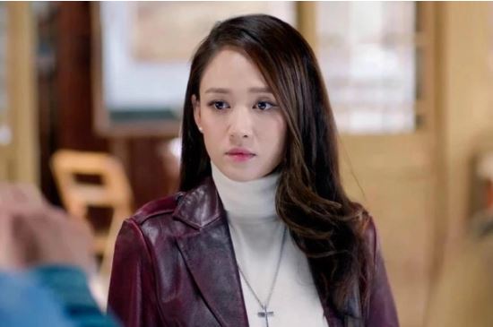 Về ra mắt nhà bạn trai, tôi chết trân khi nhìn thấy bức ảnh giống mình đặt nghiêm chỉnh trên bàn thờ