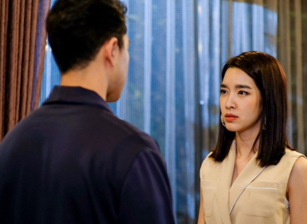 Chồng cũ nghe tin vợ cũ sắp cưới bèn hẹn gặp để dò la tình hình, nhưng khi người phụ nữ ấy xuất hiện thì anh giật mình đánh rơi vỡ toang cốc