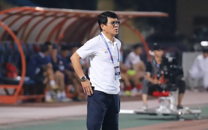 Thua 1-4, HLV HAGL bức xúc: 'CAHN viết đơn phàn nàn trọng tài là đúng'