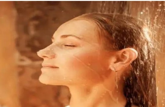 Tại sao chúng ta có thói quen tắm vào buổi tối trong khi người nước ngoài lại thích tắm vào buổi sáng? Lý do có chút ngượng ngùng