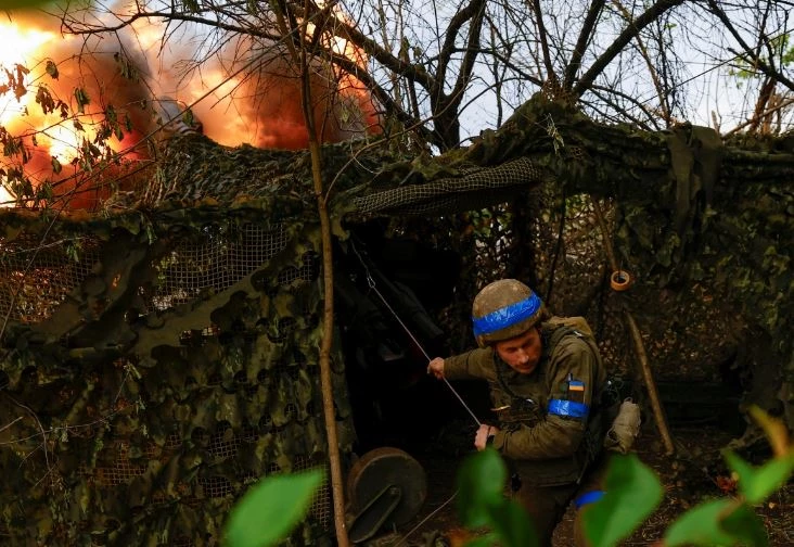 Ukraine khai hỏa lựu pháo D-20 trên tiền tuyến ở khu vực Kharkov. Ảnh: Reuters