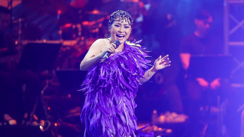 Phương Thanh hạnh phúc nghẹn ngào khi trở lại sân khấu sau hơn 10 năm