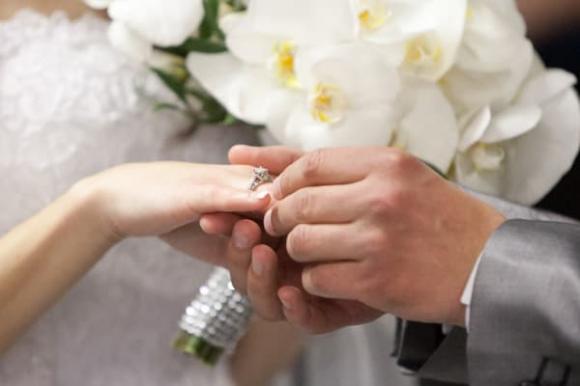 Nhờ tư vấn 'Chọn vợ giàu hay vợ xinh?', chàng trai khiến dân mạng nổ ra tranh cãi