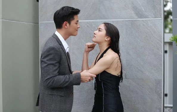 Chồng cũ vừa gặp lại đã mỉa mai vợ cũ đủ điều, ai ngờ chỉ một tiếng gọi từ trên ô tô xuống sau đó đã đủ khiến anh ta tái mặt