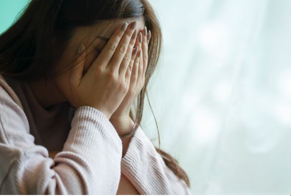 Lần đầu ra mắt, bạn trai đi cùng 1 người khiến tôi sửng sốt còn mẹ thì gật đầu đồng ý làm đám cưới