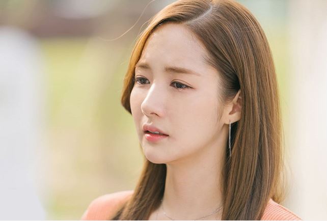 Lần đầu về nhà bạn trai, tôi bất ngờ khi thấy người phụ nữ nhìn chằm chằm rồi đưa mình một chiếc nhẫn vàng