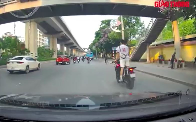 Clip: Thanh niên đầu trần đứng trên xe máy, lạng lách như diễn xiếc trên đường