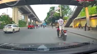 Clip: Thanh niên đầu trần đứng trên xe máy, lạng lách như diễn xiếc trên đường
