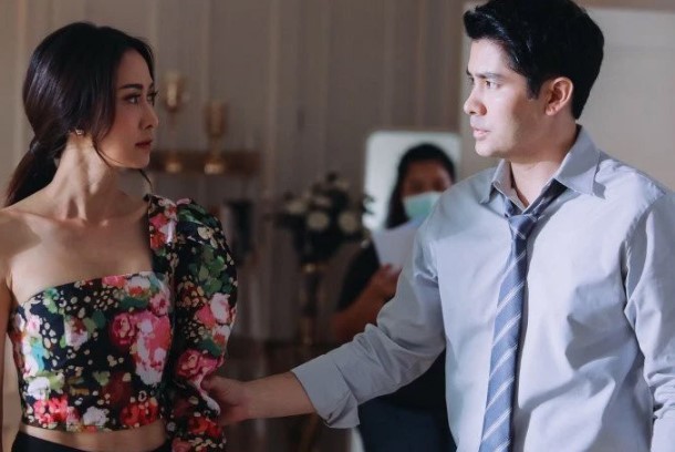 10 năm sau ly hôn chồng cũ quần áo lếch thếch mang tới chiếc hộp thắt nơ rất đẹp với lời đề nghị chết điếng