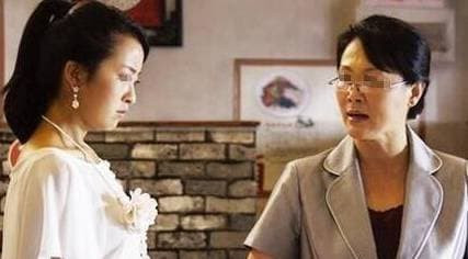 Thấy con dâu tiêu xài hoang phí, mẹ chồng lập tức tịch thu thẻ lương của cô và cái kết đầy bất ngờ