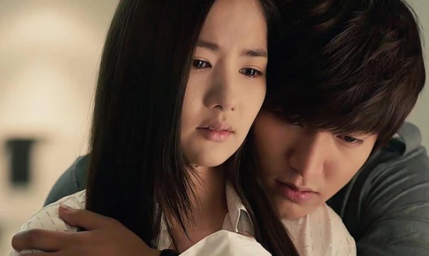 Vừa ly hôn, chồng cũ dúi vào tay vợ thẻ ngân hàng 500 triệu khiến chị bật khóc nhận ra mình quá vô tâm