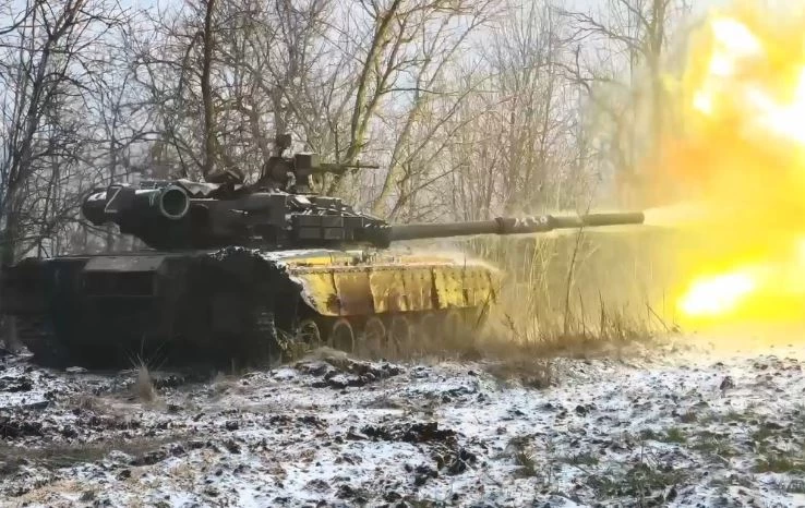 Một chiếc xe tăng T-80 của Nga lúc nã pháo. Ảnh: Military ops.