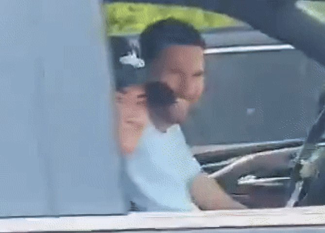 Đang đi trên đường, Messi bất ngờ hạ cửa kính xe và có hành động khiến fan khen hết lời