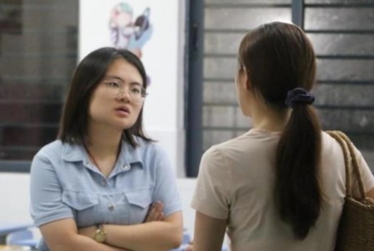 Mẹ nam sinh học giỏi nhất lớp đi họp phụ huynh, nói đúng 3 câu mà cô giáo ngỡ ngàng: Đây là kiểu cha mẹ tai hại nhất!