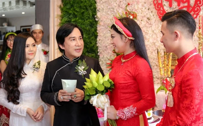 Trinh Trinh (áo trắng) và Kim Tử Long trong ngày cưới của Maika