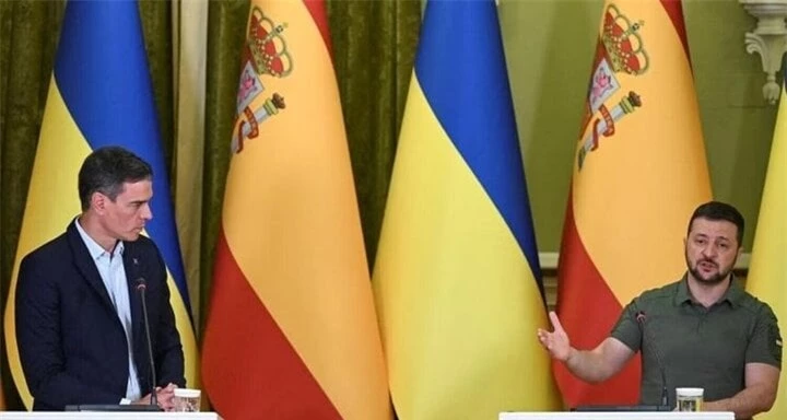 Thủ tướng Tây Ban Nha Pedro Sanchez và Tổng thống Ukraine Volodymyr Zelenskiy tham dự họp báo chung. (Ảnh: Reuters)