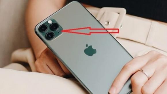 Dấu chấm đen đằng sau iPhone để làm gì? Nhiều người sử dụng điện thoại lâu năm chưa chắc đã biết
