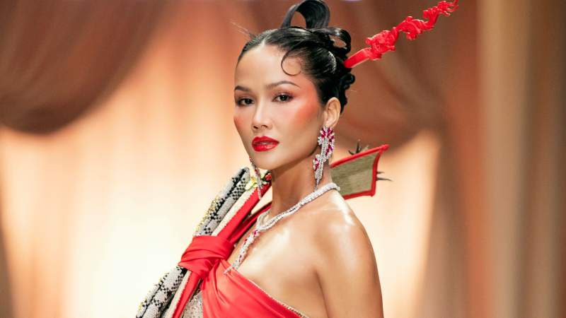 H&#x2019;Hen Ni&#xEA; di&#x1EC5;n vedette, di&#x1EC7;n thi&#x1EBF;t k&#x1EBF; l&#x1EA5;y c&#x1EA3;m h&#x1EE9;ng t&#x1EEB; chi&#x1EBF;u Vi&#x1EC7;t Nam