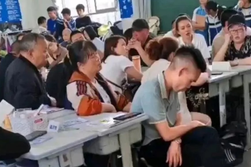Bức ảnh họp phụ huynh được chia sẻ với tốc độ chóng mặt: Giáo viên nhìn mà bất lực, dân mạng xem xong thấy cạn lời!