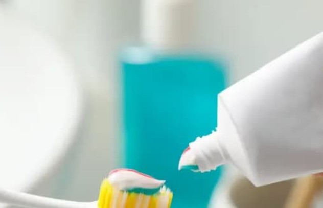 Tôi mới phát hiện ra rằng bôi một ít kem đánh răng lên lược có tác dụng không thể tưởng tượng được, dùng tiền cũng khó mua, tiếc là không biết sớm!