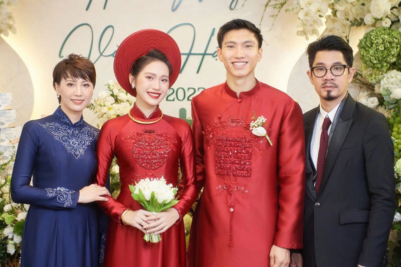 Bố vợ hot nhất làng bóng của Đoàn Văn Hậu: Giàu có, lịch lãm lại còn tinh tế chăm sóc con gái mang bầu