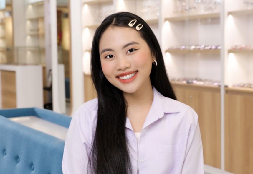 Từng chen chúc 14 người trong nhà cấp 4, cô bé này giờ nổi tiếng lại học giỏi, "cấm" ba mẹ làm 1 việc mà được khen hiếu thảo