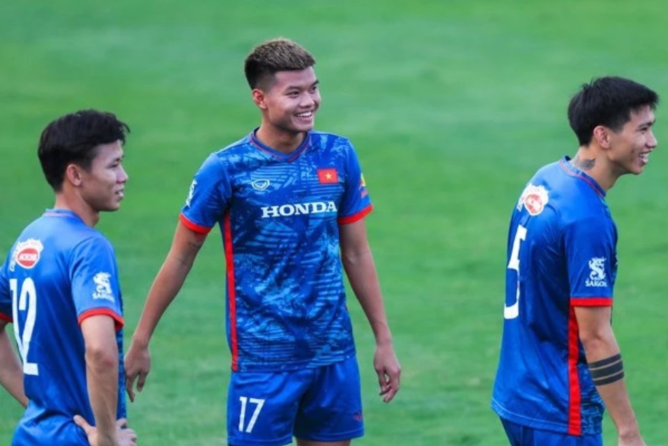 Lộ diện 4 cầu thủ bị loại khỏi ĐT Việt Nam, trò cưng HLV Troussier nhận trái đắng?