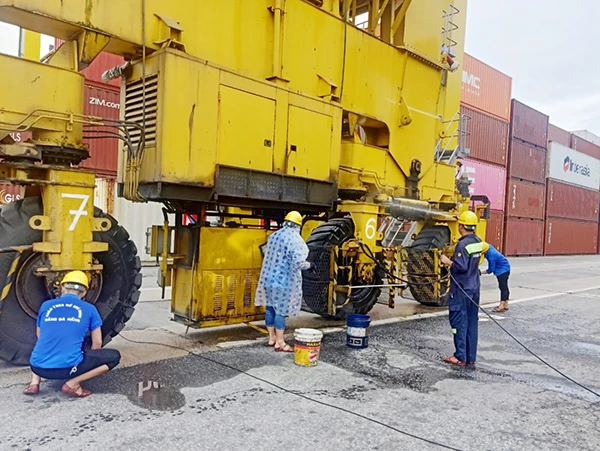 Cảng Đà Nẵng thường xuyên dọn vệ sinh, bảo dưỡng các phương tiện thiết bị nhằm bảo đảm không xảy ra tai nạn lao động, sự cố.