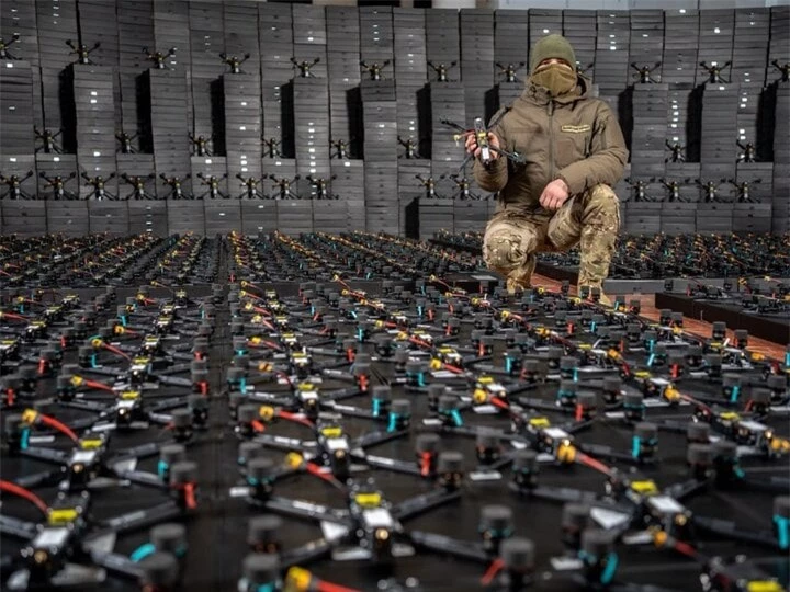 Binh sĩ Ukraine với hàng ngàn UAV FPV được chế tạo phục vụ cho trinh sát cũng như tấn công. (Ảnh: Mykhailo Fedorov)