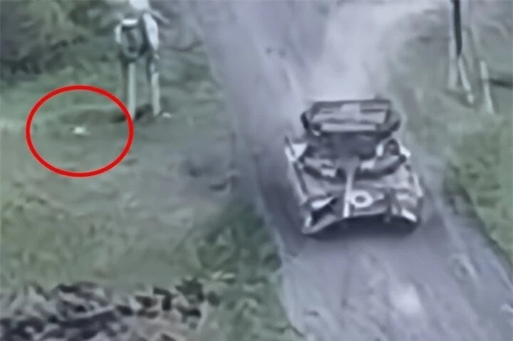 Khoảnh khắc UAV Ukraine trước khi lao vào xe tăng T-80 của Nga.